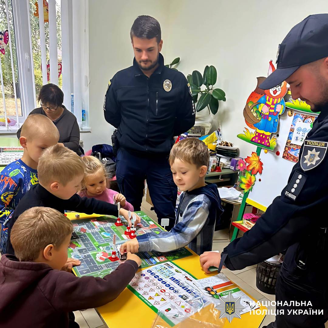 Поліцейські Чугуївщини вчили дошкільнят безпечної поведінки на дорозі