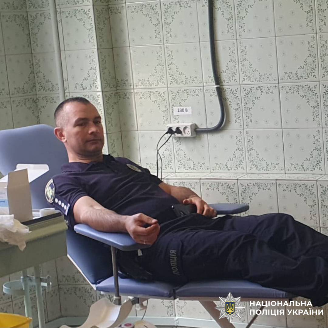 Поліцейські Зміївщини долучилися до локального Дня донора та здали кров для тих, хто її потребує