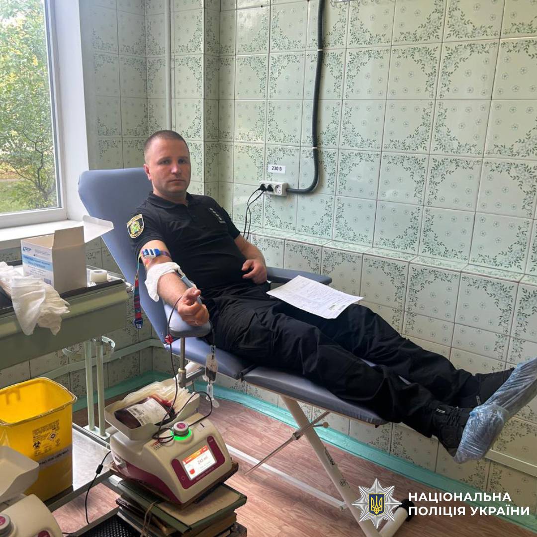 Поліцейські Зміївщини долучилися до локального Дня донора та здали кров для тих, хто її потребує