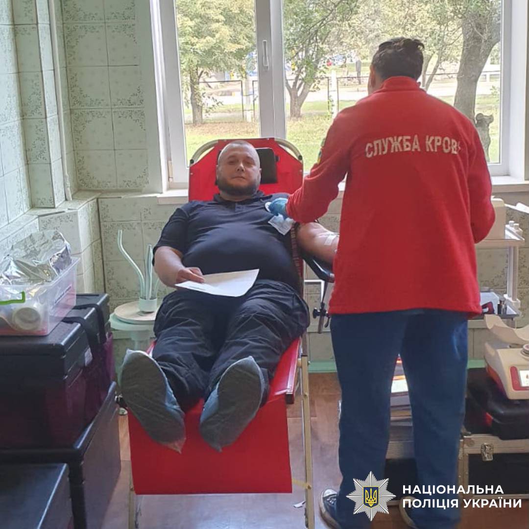 Поліцейські Зміївщини долучилися до локального Дня донора та здали кров для тих, хто її потребує