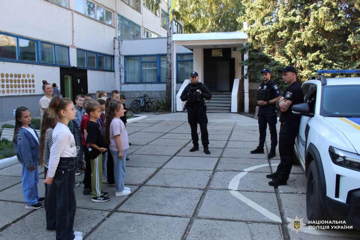 Безпека дітей на дорозі: поліцейські Харківщини провели профілактичні бесіди з ліцеїстами