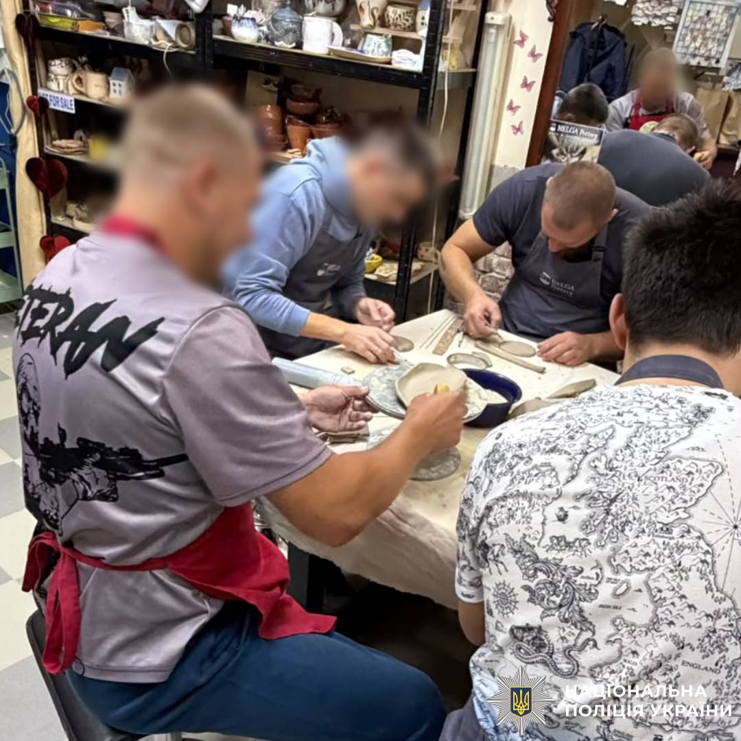 Через творчість до відновлення: глинотерапія для поліцейських Харківщини