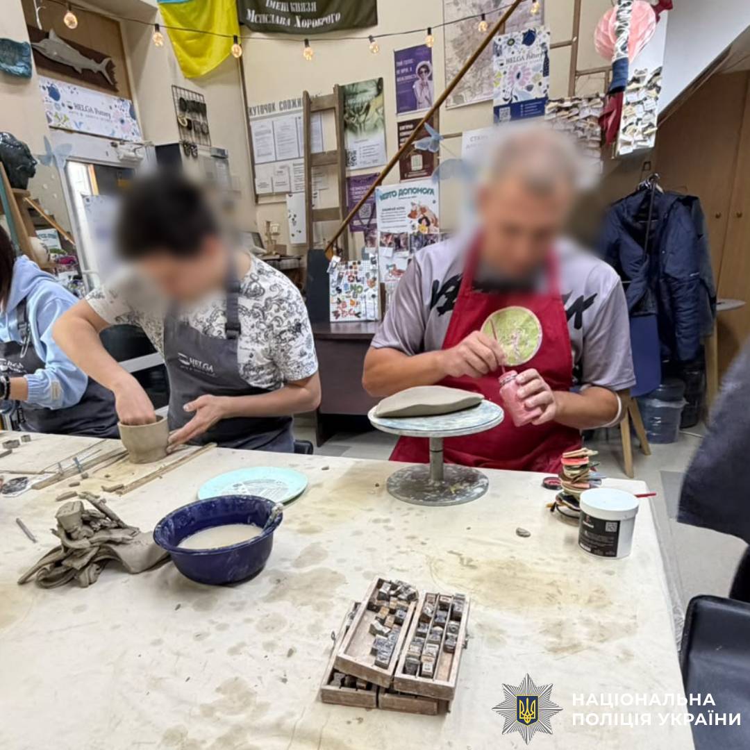Через творчість до відновлення: глинотерапія для поліцейських Харківщини
