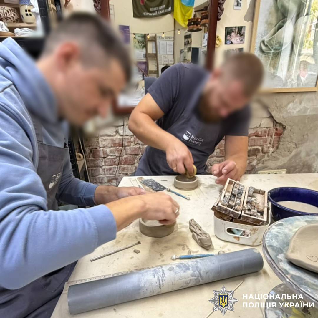 Через творчість до відновлення: глинотерапія для поліцейських Харківщини