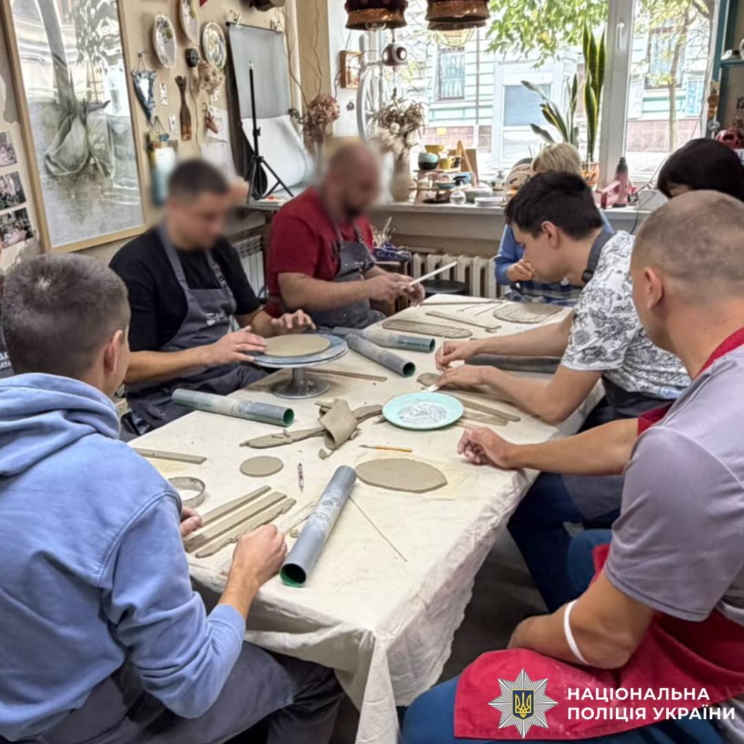 Через творчість до відновлення: глинотерапія для поліцейських Харківщини
