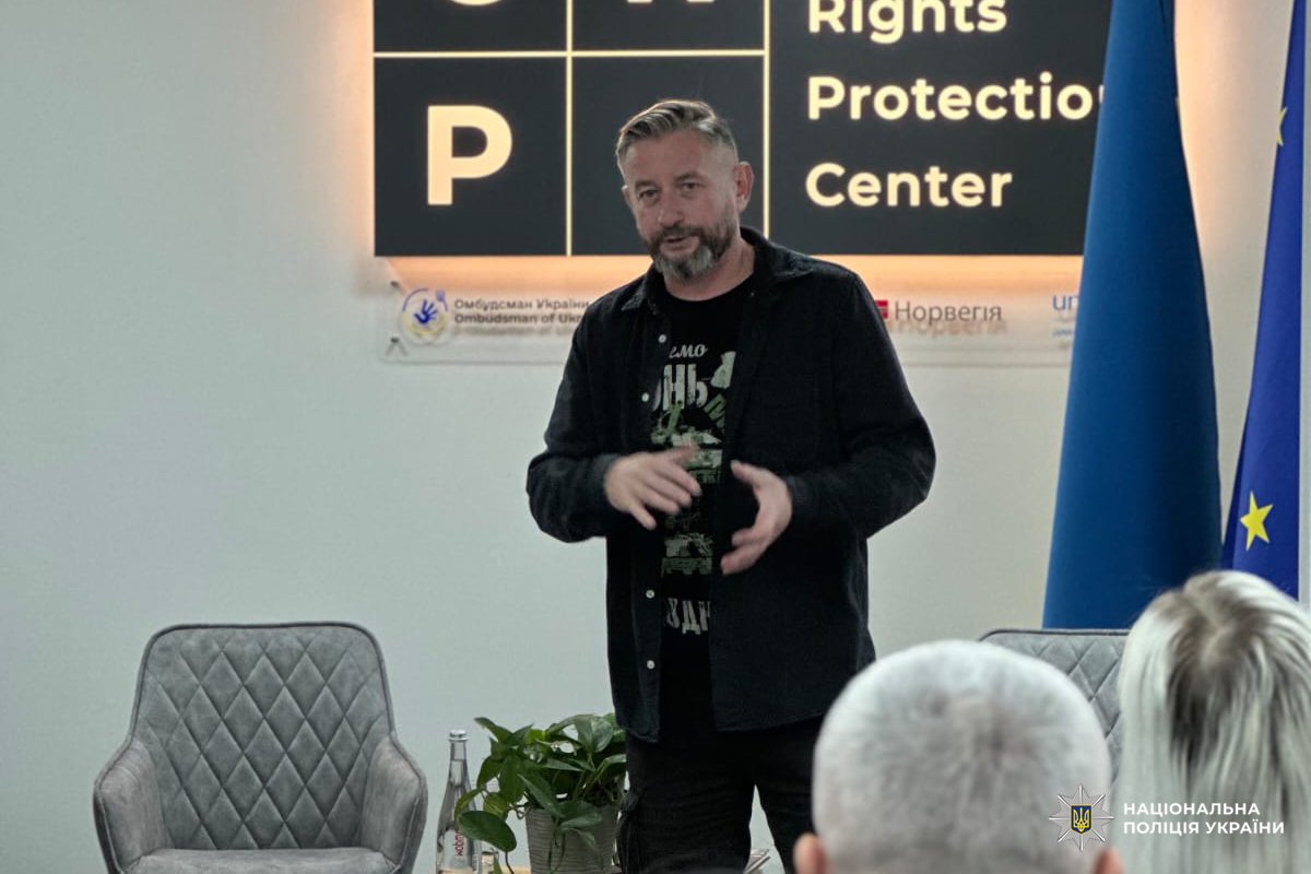 Література, діалог і цінності: поліцейські Харківщини зустрілися із відомим українським митцем