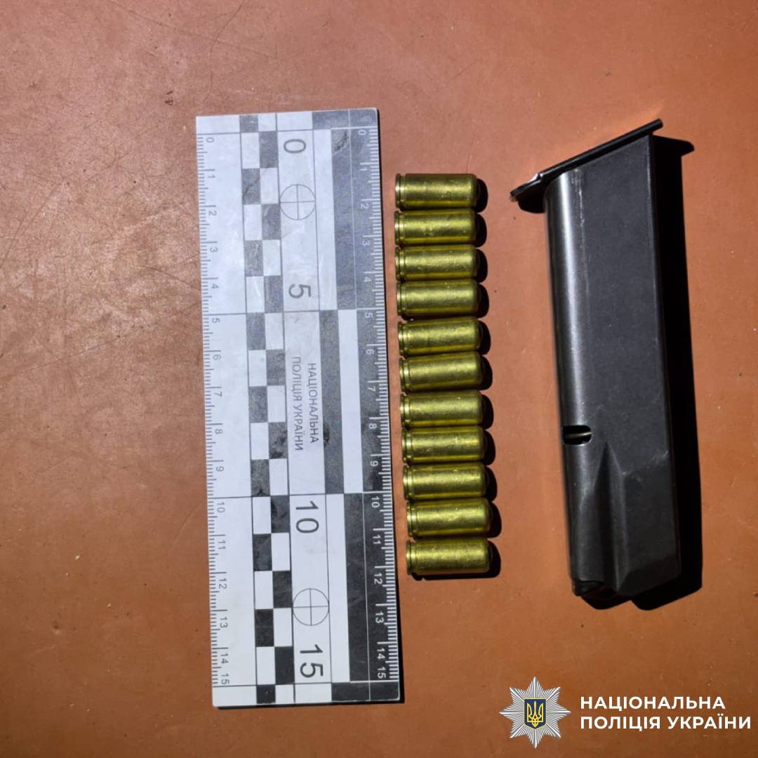 Поліцейські Харківщини оперативно затримали чоловіка за розбійний напад на дівчину у її власному помешканні