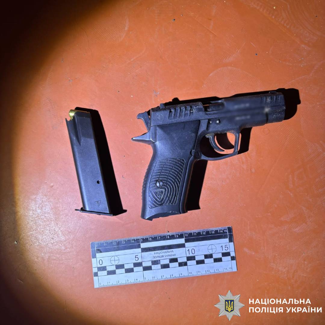 Поліцейські Харківщини оперативно затримали чоловіка за розбійний напад на дівчину у її власному помешканні