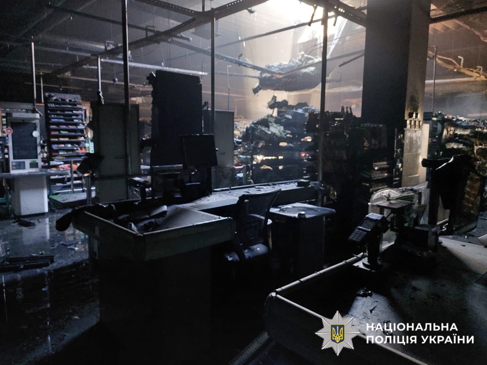 На фотографії зображено наслідки ворожої атаки Київської області.