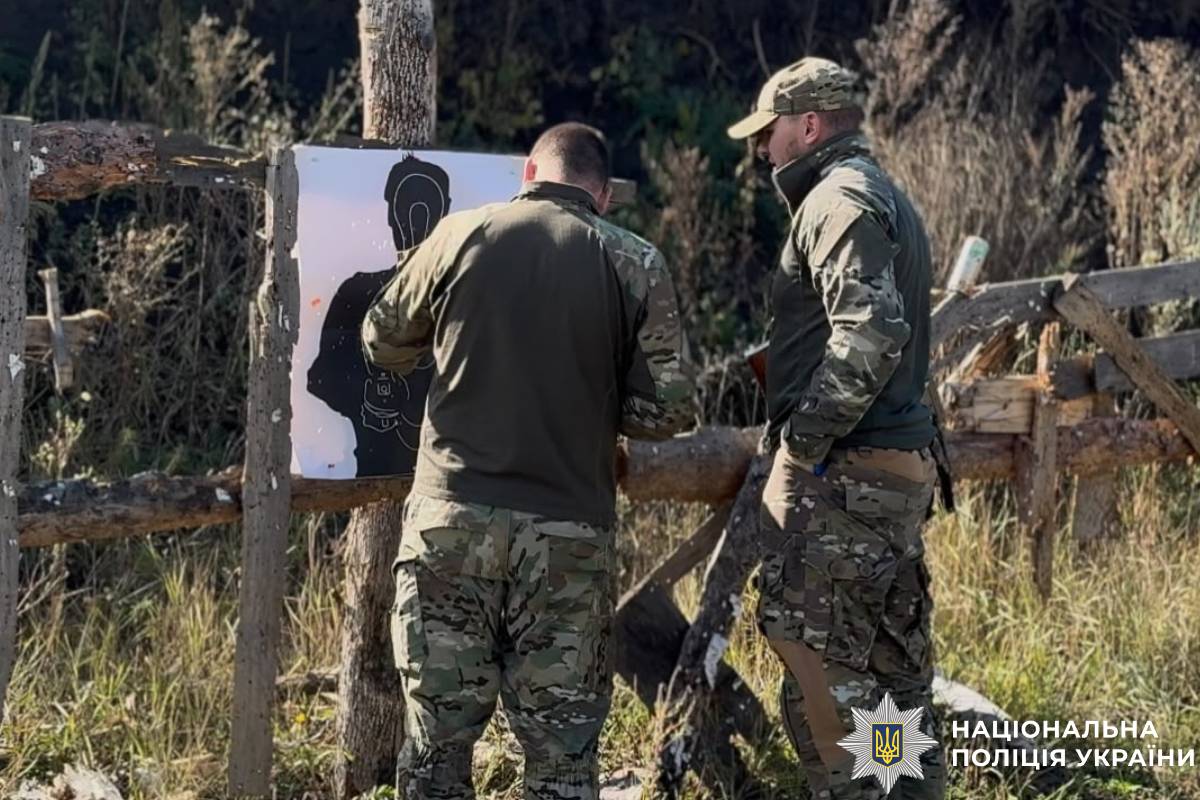 Відпрацьовуємо навички та тримаємо стрій: поліцейські Берестинщини продовжують підготовку