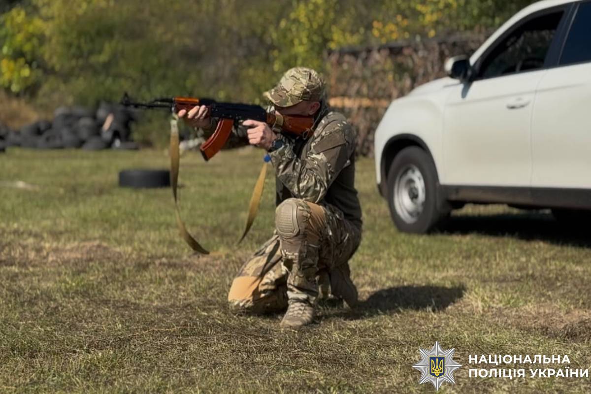 Відпрацьовуємо навички та тримаємо стрій: поліцейські Берестинщини продовжують підготовку