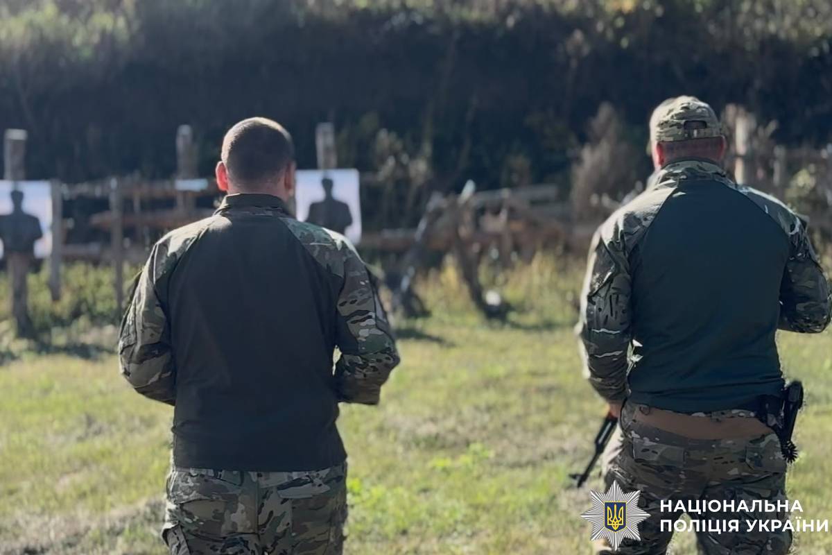 Відпрацьовуємо навички та тримаємо стрій: поліцейські Берестинщини продовжують підготовку