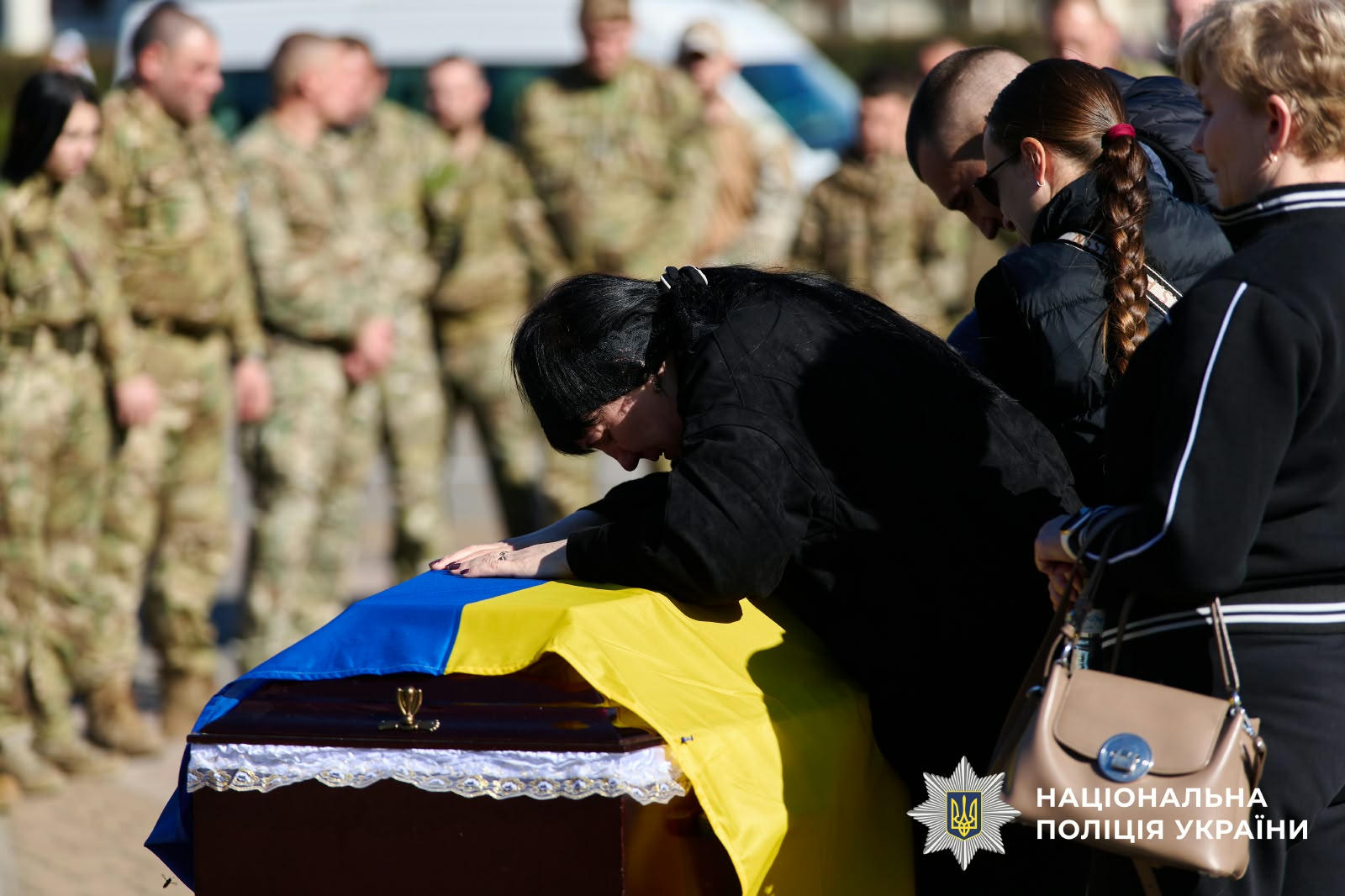 На фотографії зображено прощання із поліцейським «КОРД» (стрілецький) ГУНП в Київській області Андрієм Зубенком, який загинув на бойовій позиції Краматорського напрямку.