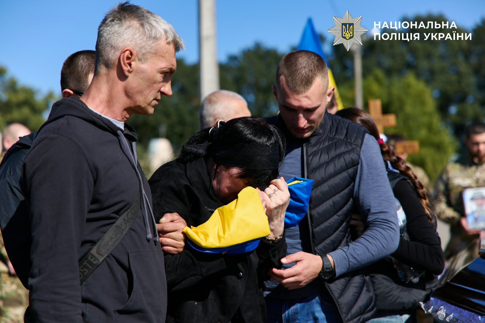 На фотографії зображено прощання із поліцейським «КОРД» (стрілецький) ГУНП в Київській області Андрієм Зубенком, який загинув на бойовій позиції Краматорського напрямку.