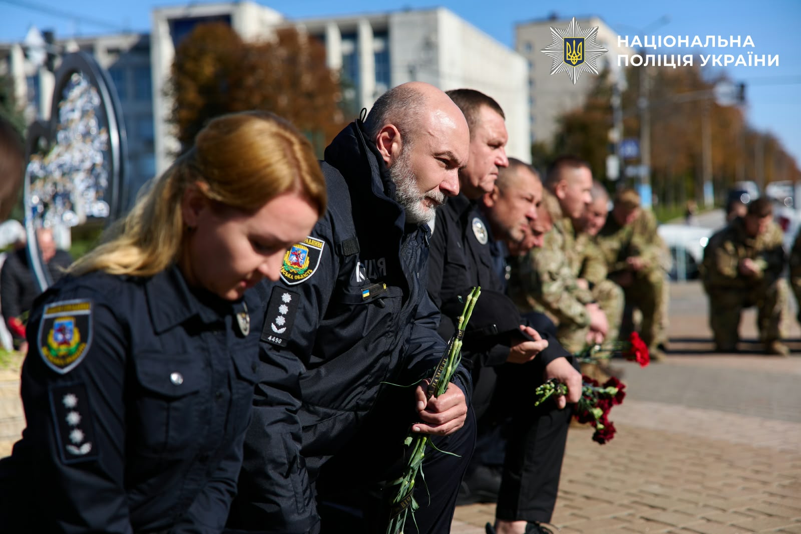 На фотографії зображено прощання із поліцейським «КОРД» (стрілецький) ГУНП в Київській області Андрієм Зубенком, який загинув на бойовій позиції Краматорського напрямку.