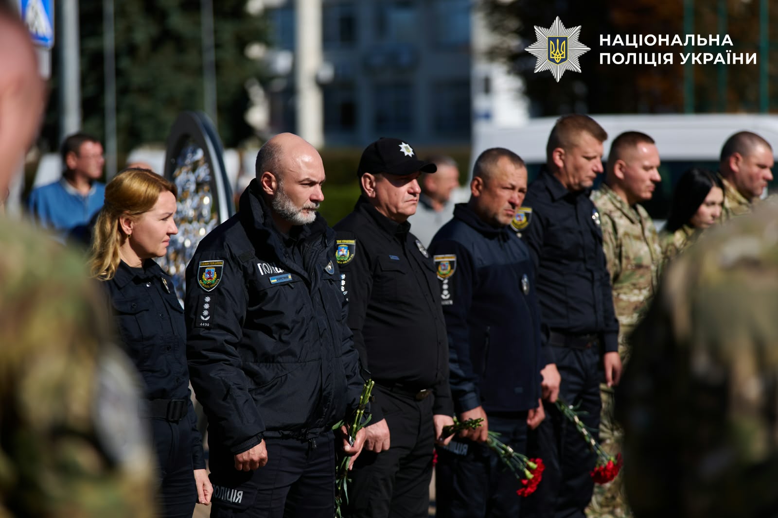 На фотографії зображено прощання із поліцейським «КОРД» (стрілецький) ГУНП в Київській області Андрієм Зубенком, який загинув на бойовій позиції Краматорського напрямку.