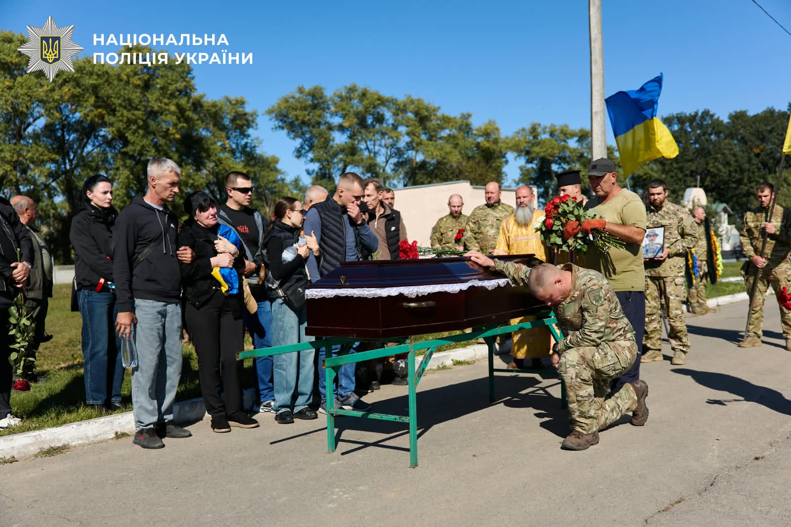 На фотографії зображено прощання із поліцейським «КОРД» (стрілецький) ГУНП в Київській області Андрієм Зубенком, який загинув на бойовій позиції Краматорського напрямку.