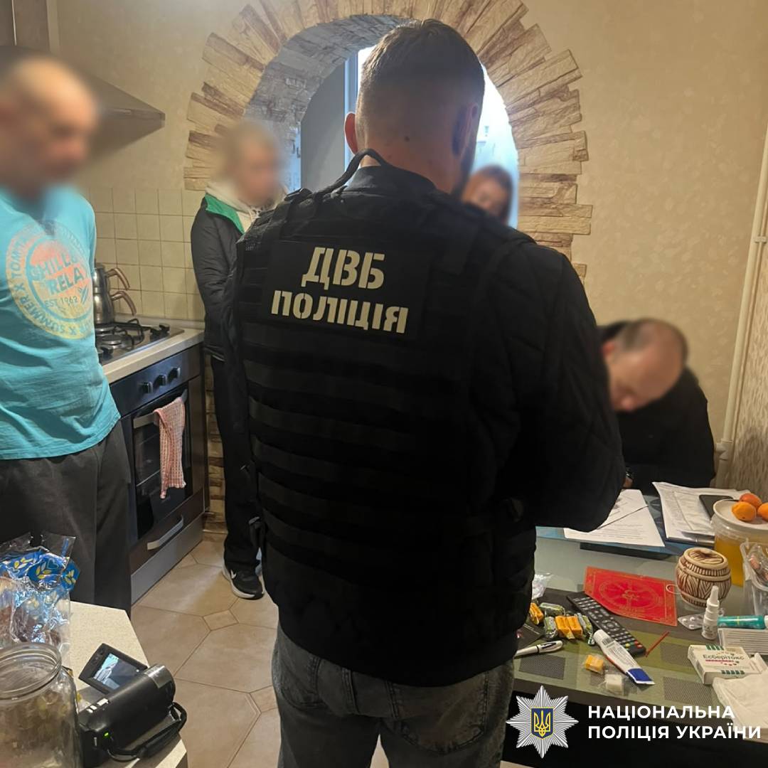 У Харкові чоловіку повідомили про підозру в одержанні 15 тисяч гривень за вплив на працівників сервісного центру МВС