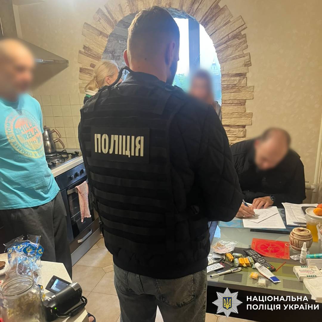 У Харкові чоловіку повідомили про підозру в одержанні 15 тисяч гривень за вплив на працівників сервісного центру МВС