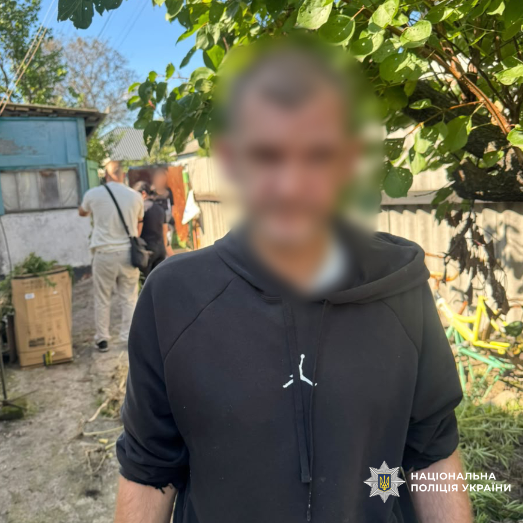 Вирощував коноплі на власному подвір’ї: харківські поліцейські повідомили чоловіку про підозру