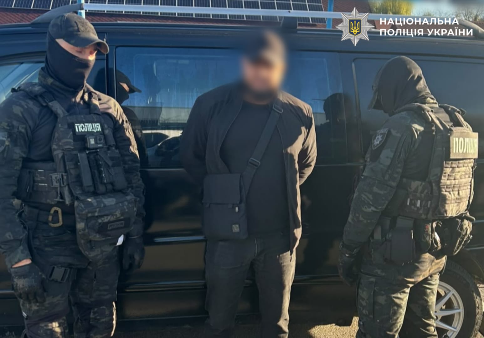 На фотографії зображено поліцейських та зловмисника, якому повідомлено про підозру за фактом одержання неправомірної вигоди.