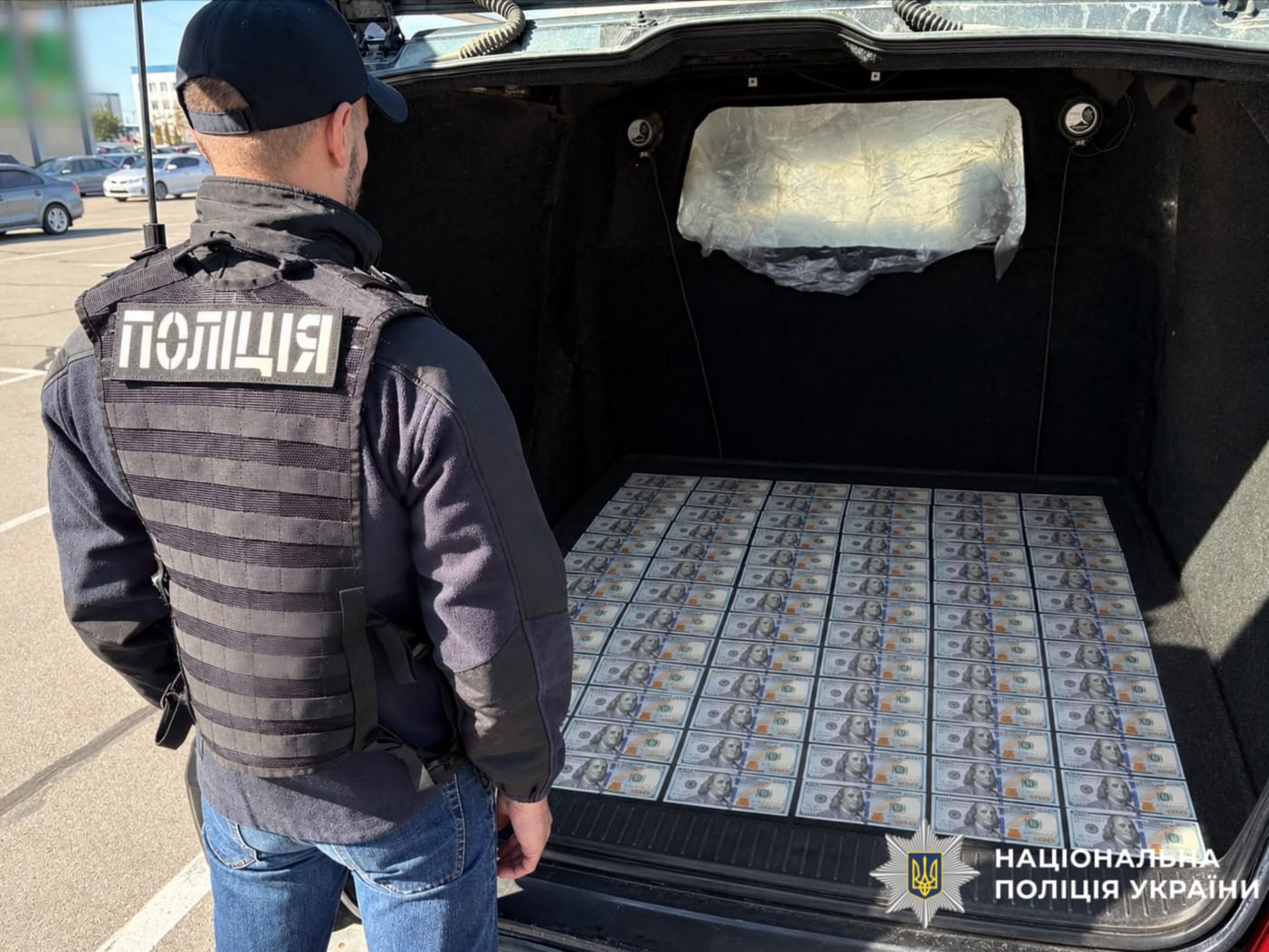На фотографії зображено поліцейських та виявлені і вилучені речові докази.