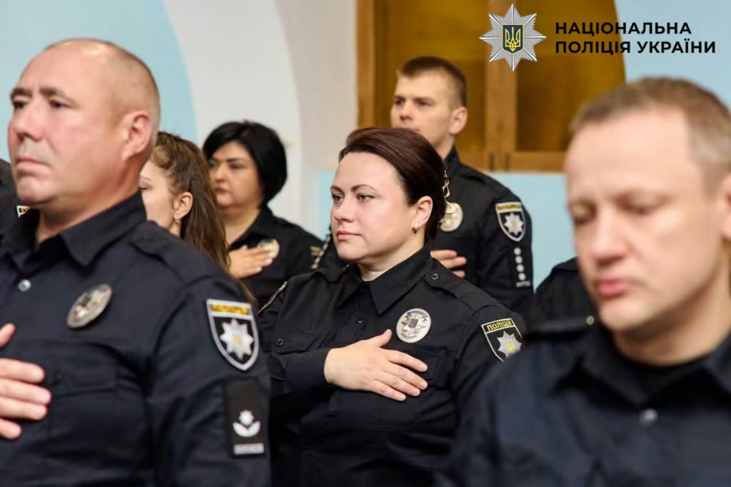 На фотографії зображено відзначення кращих поліцейських Київщини до Дня захисників і захисниць України.