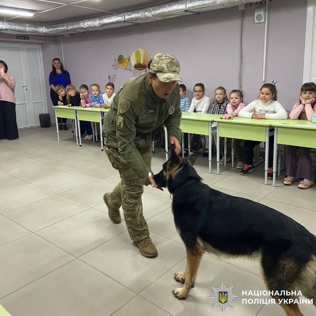 У Харкові ювенальні поліцейські разом із кінологами провели пізнавальну зустріч для дітей