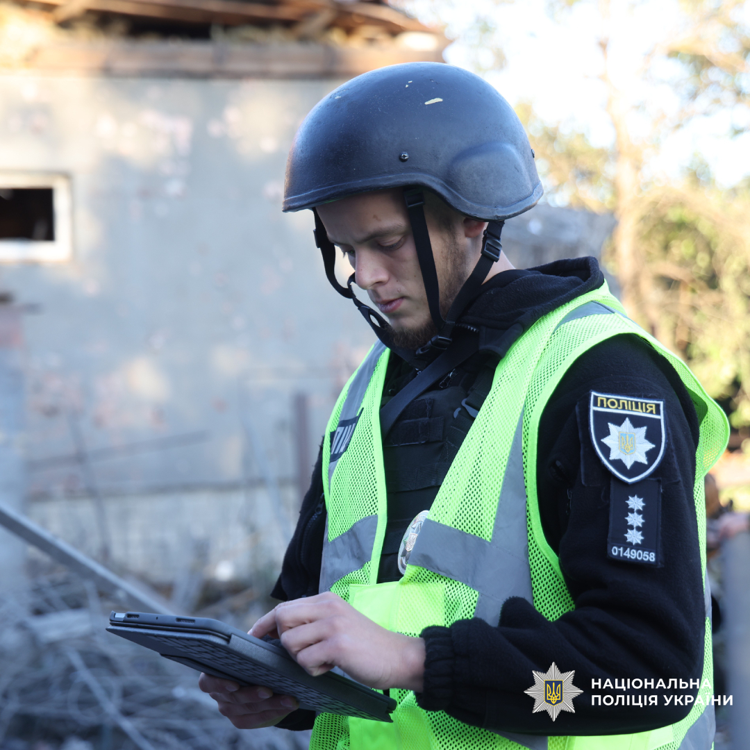 поліція документує наслідки ворожого обстрілу по місту Харків