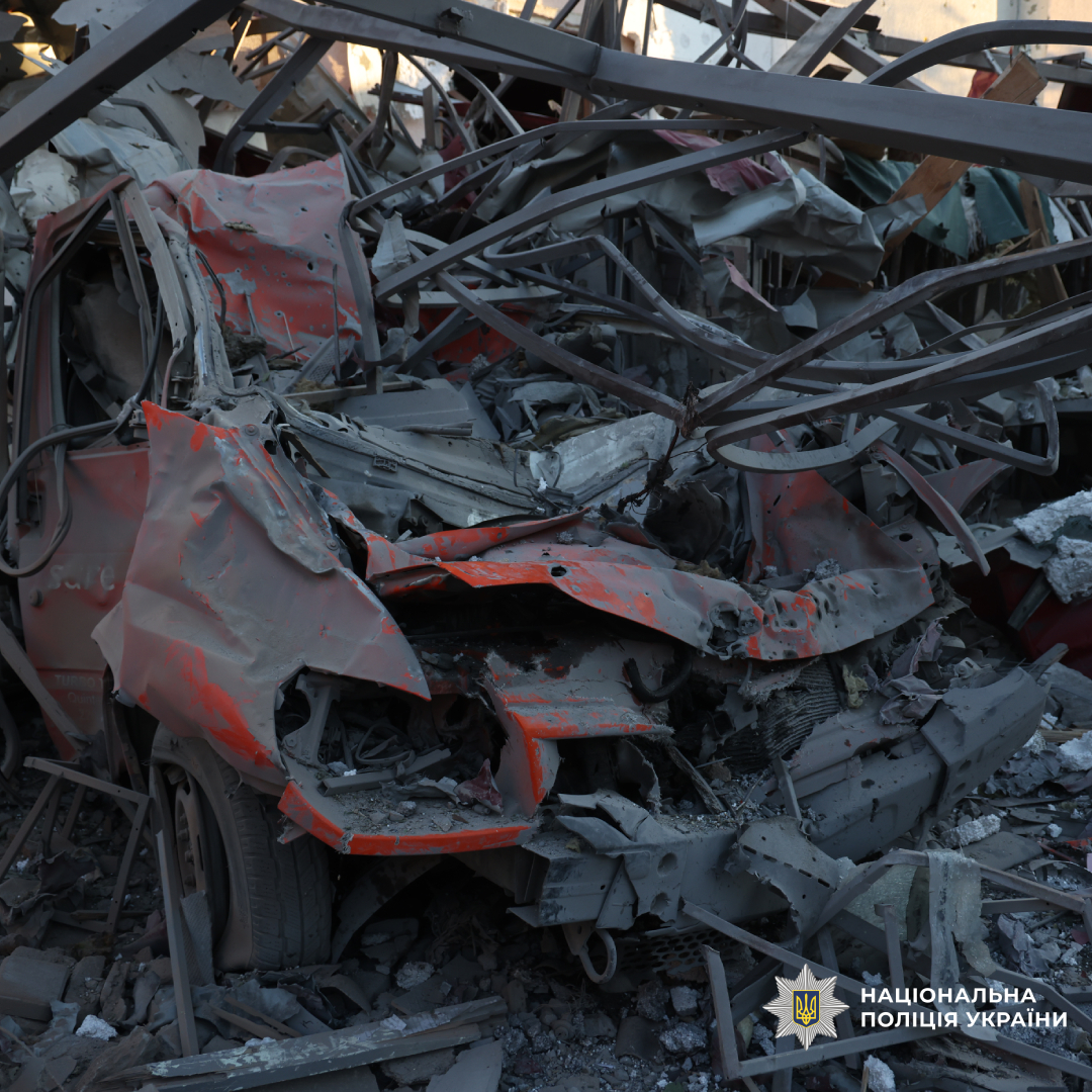 поліція документує наслідки ворожого обстрілу по місту Харків