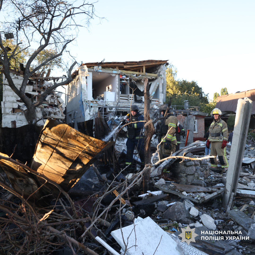 поліція документує наслідки ворожого обстрілу по місту Харків