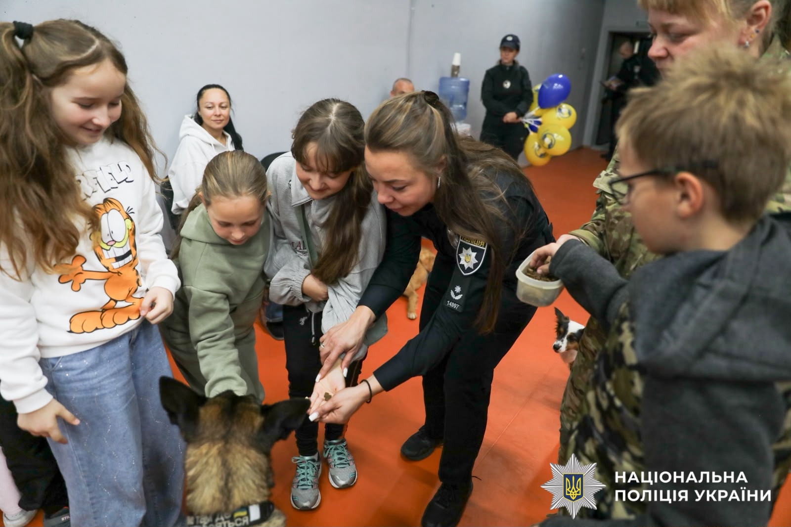 На фото зобрмжена поліцейська з дітьми