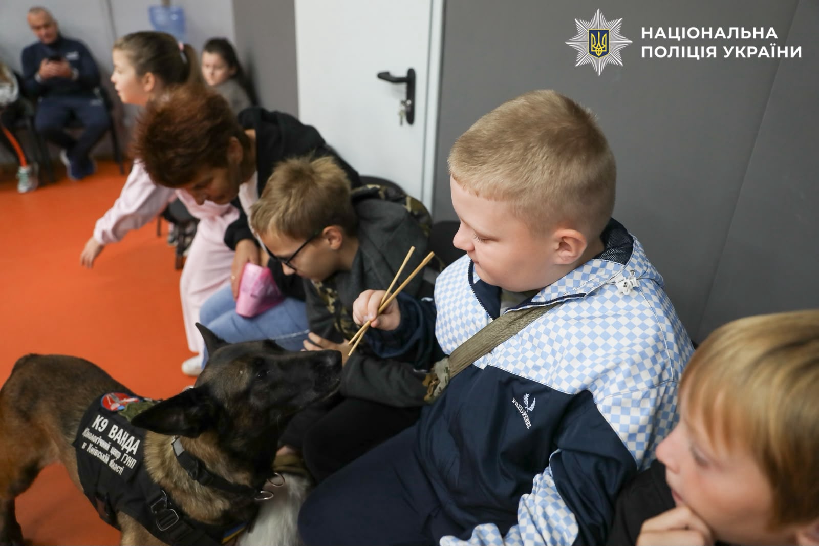 На фото зобрмжені діти