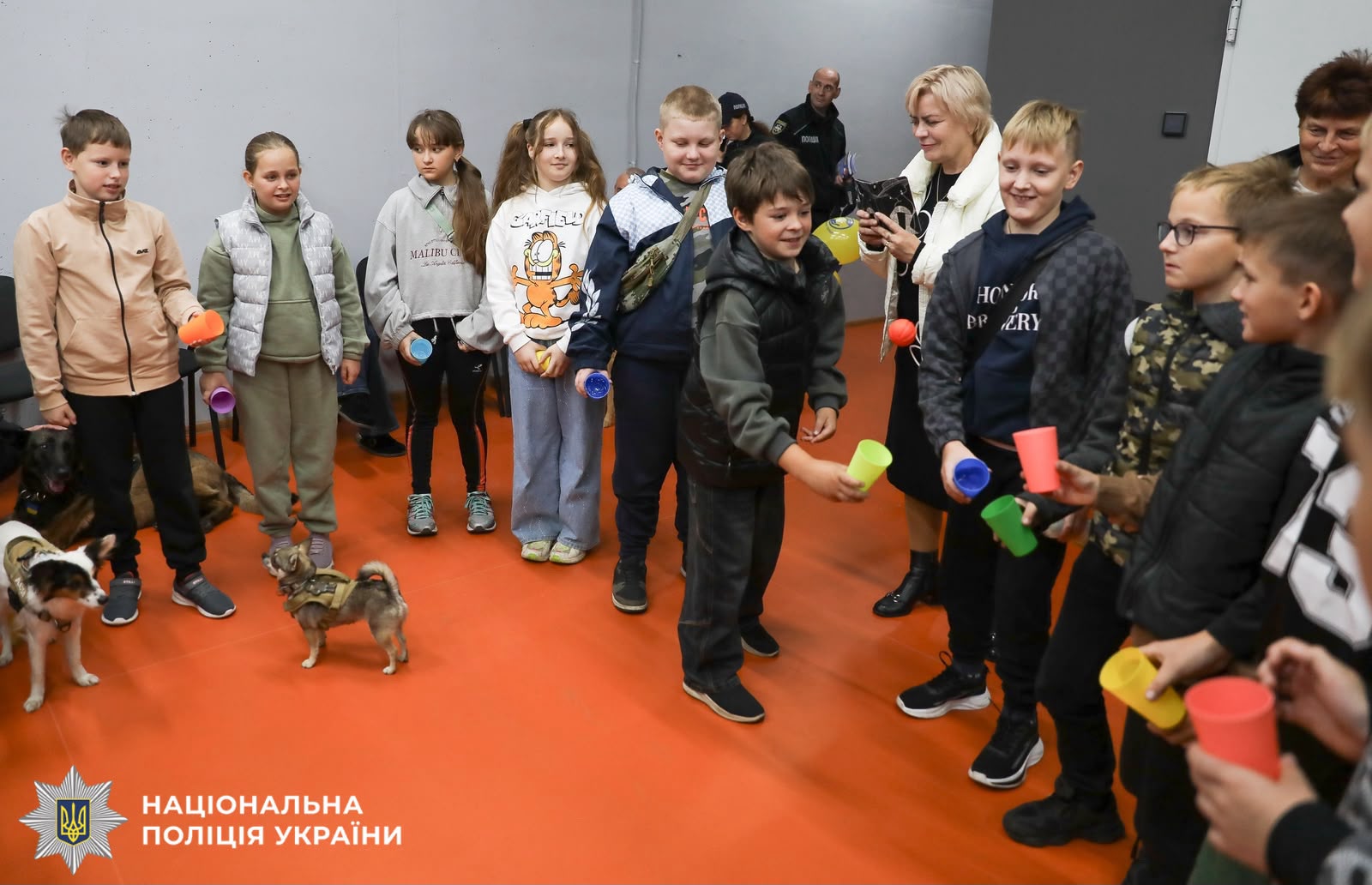На фото зобрмжені діти