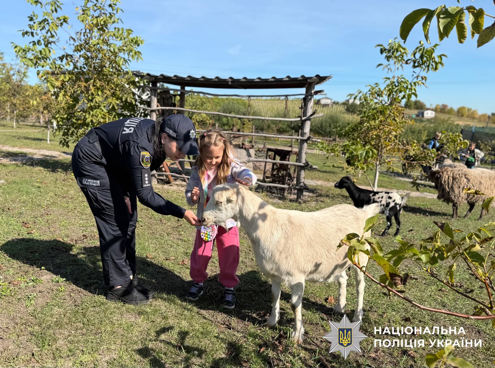 На фото зображено поліцейську з тваринами