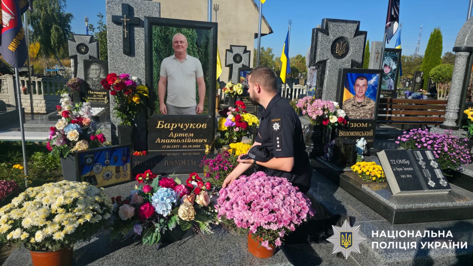 На фото зображено поліцейських  Київщини які вшанували памʼять загибло