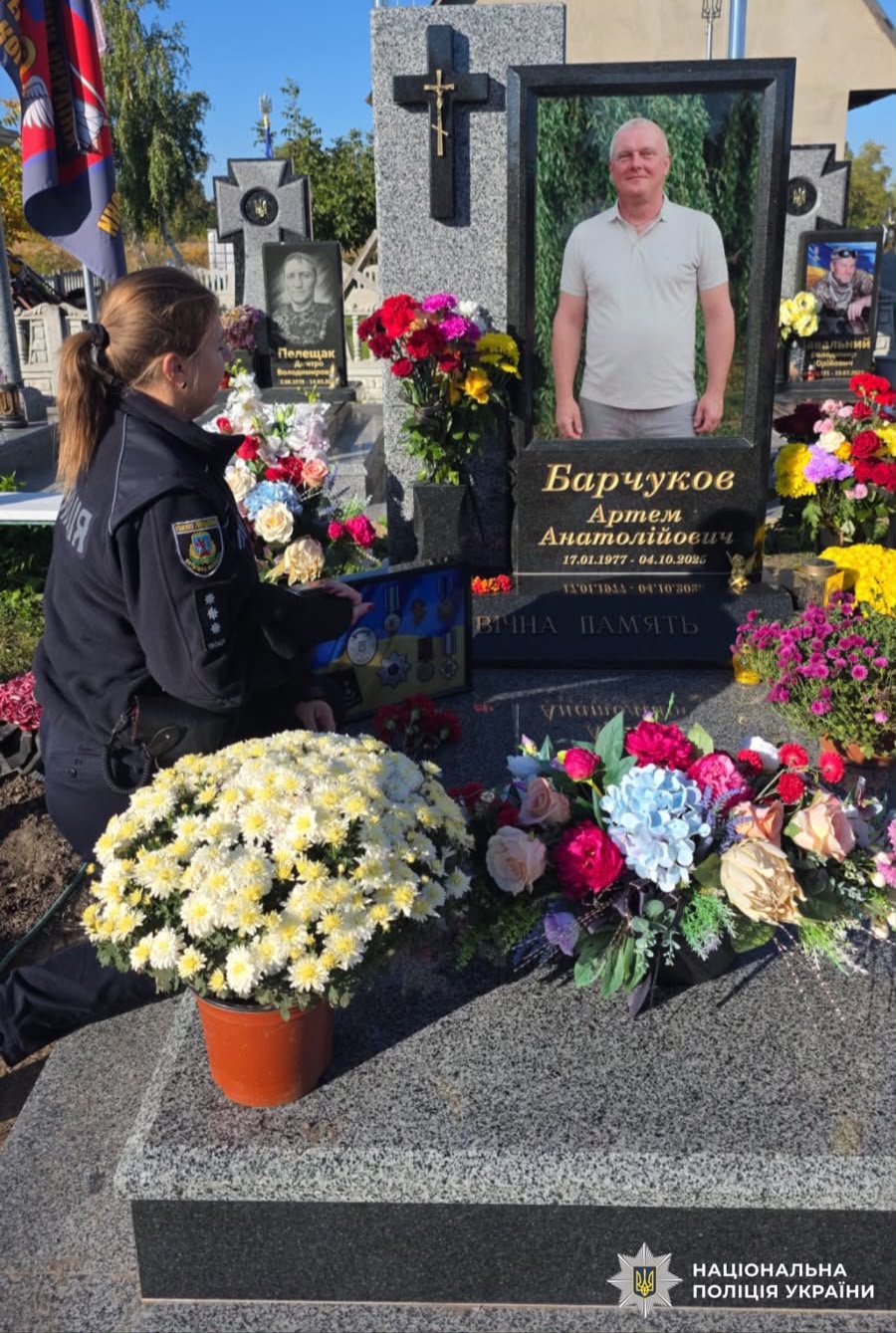 На фото зображено поліцейських  Київщини які вшанували памʼять загибло