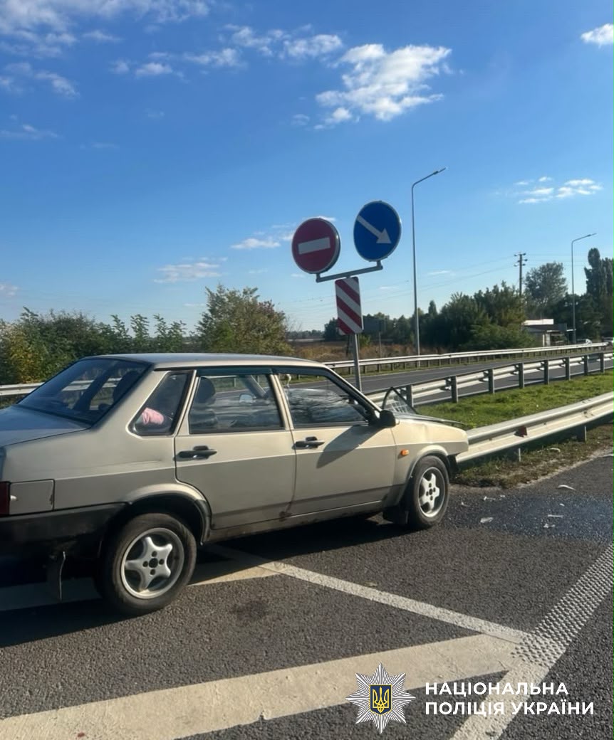 На фото пошкоджений автомобіль.