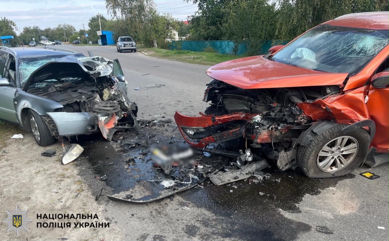 На фотографії зображено автомобілі, які є учасниками ДТП.