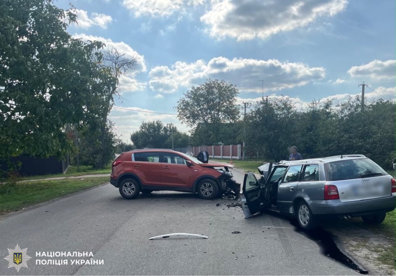 На фотографії зображено автомобілі, які є учасниками ДТП.
