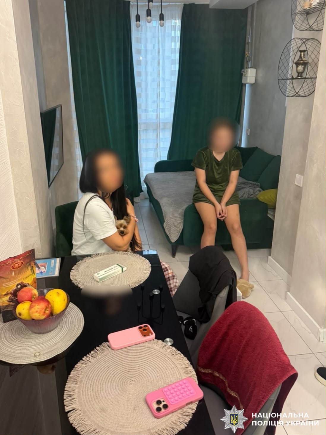 На фотографії зображено дві жінки, одна з яких є фігуранткою.