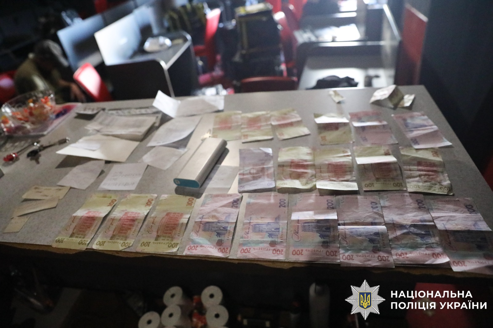 На фотографії зображено виявлені та вилучені речові докази.