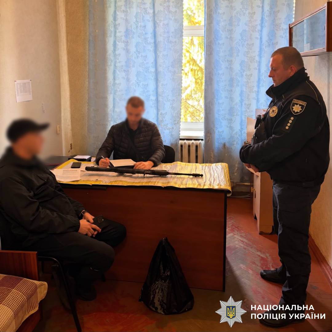 На Харківщині чоловік задекларував в поліції знайдений у лісосмузі автомат та набої