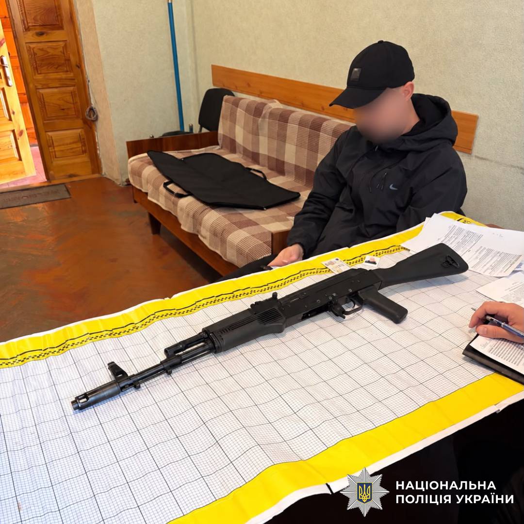 На Харківщині чоловік задекларував в поліції знайдений у лісосмузі автомат та набої