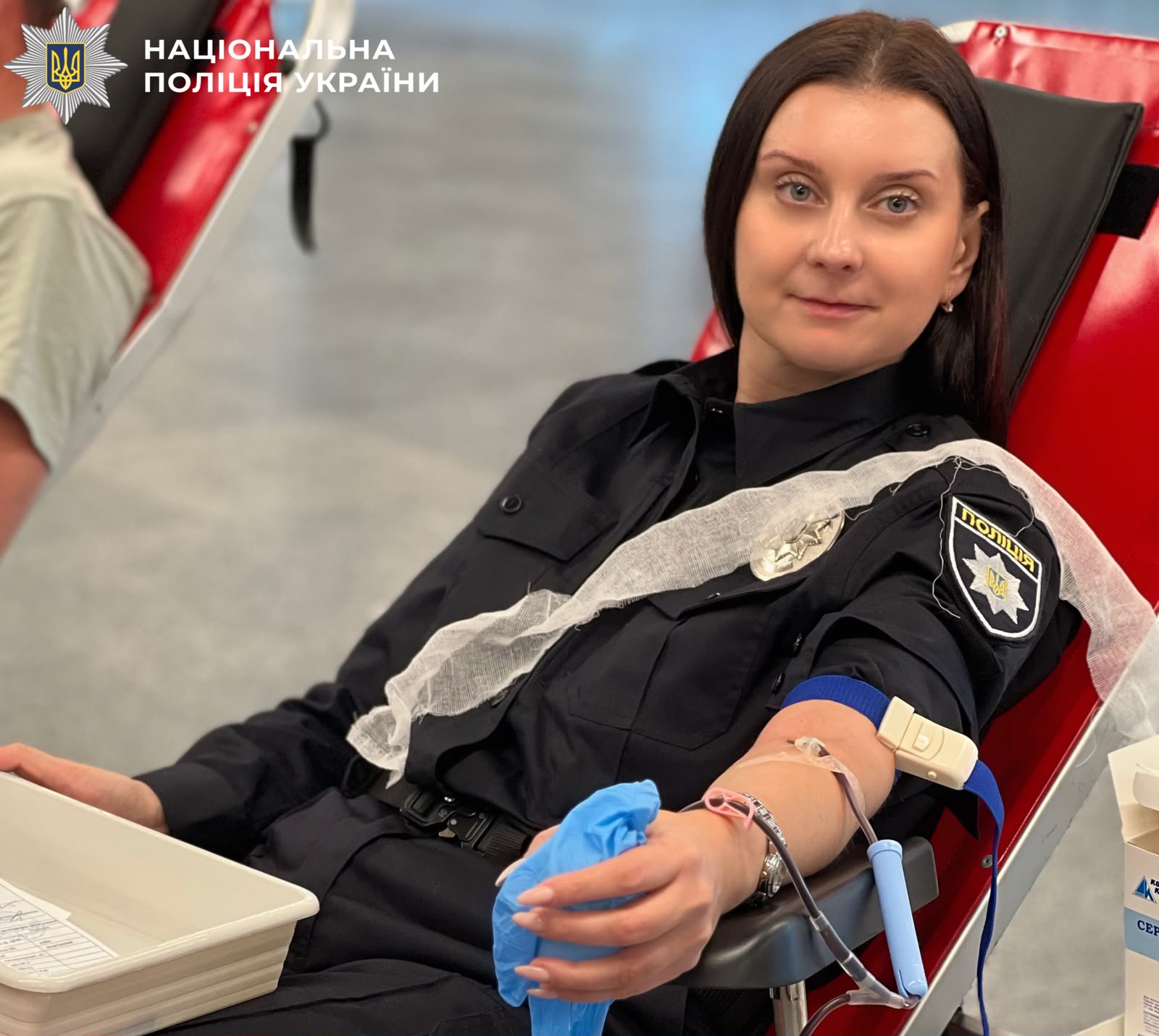 На фотографії зображено поліцейську, яка долучилася до донорства крові.