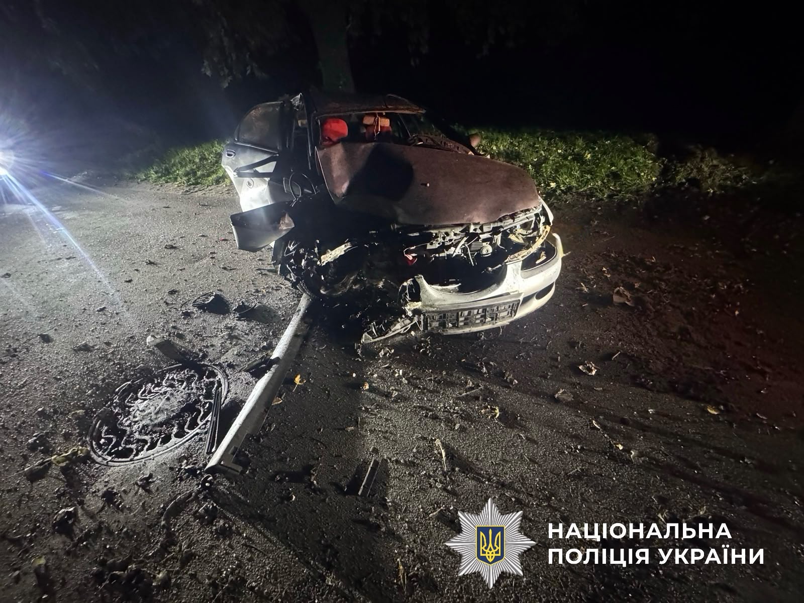 На фотографії зображено автомобіль, який є учасником ДТП.