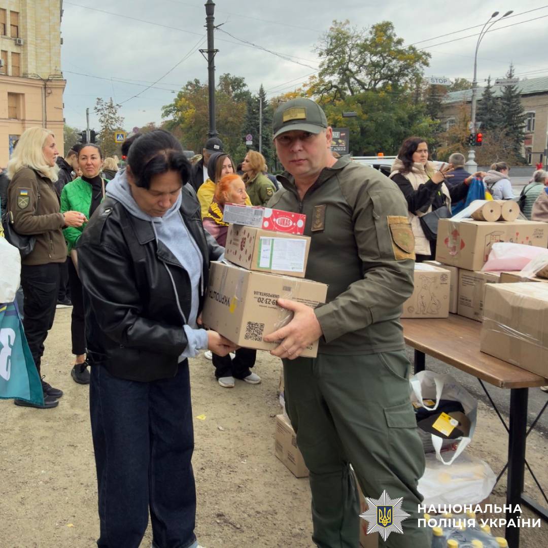 Поліцейські Харківщини передали військовослужбовцям гуманітарну допомогу та дитячі малюнки