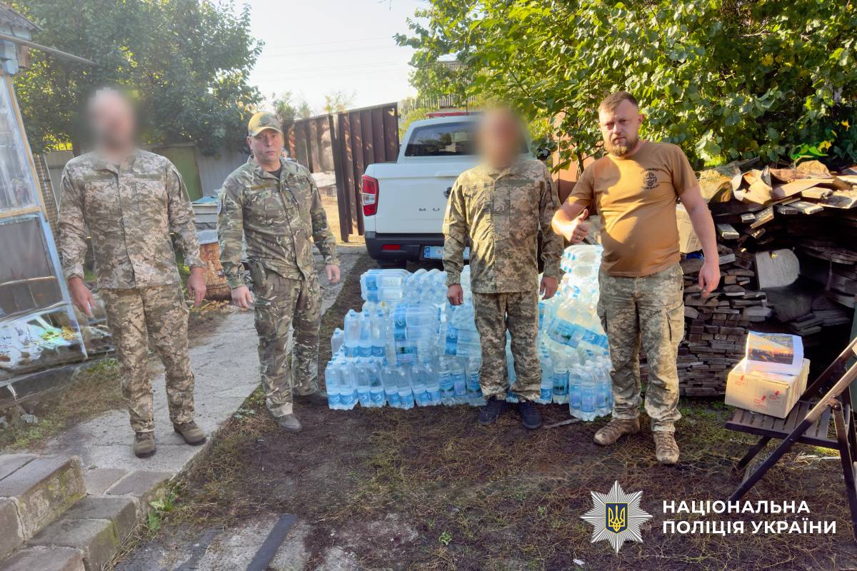 Поліцейські Харківщини передали військовослужбовцям гуманітарну допомогу та дитячі малюнки