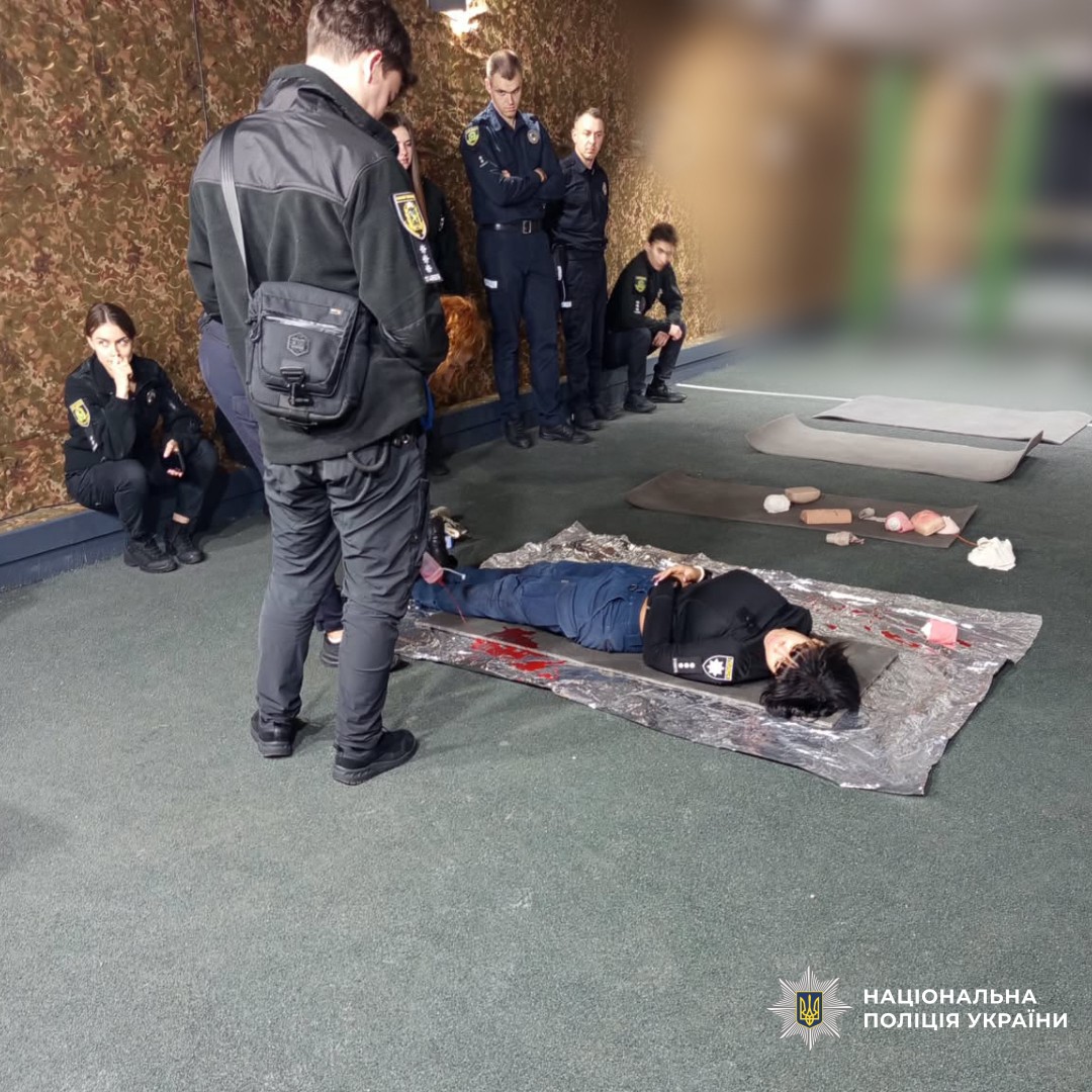 Поліцейські Харкова вдосконалюють навички надання домедичної допомоги постраждалим при пораненнях