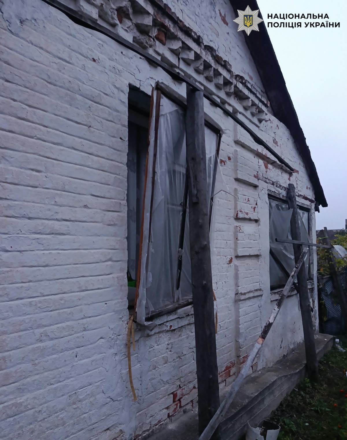 На фото пошкоджений будинок.